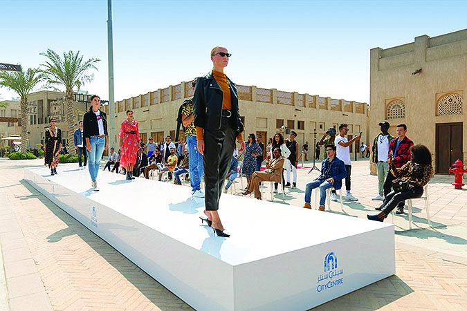 迪拜购物中谷歌街景创意活动｜街景时装秀