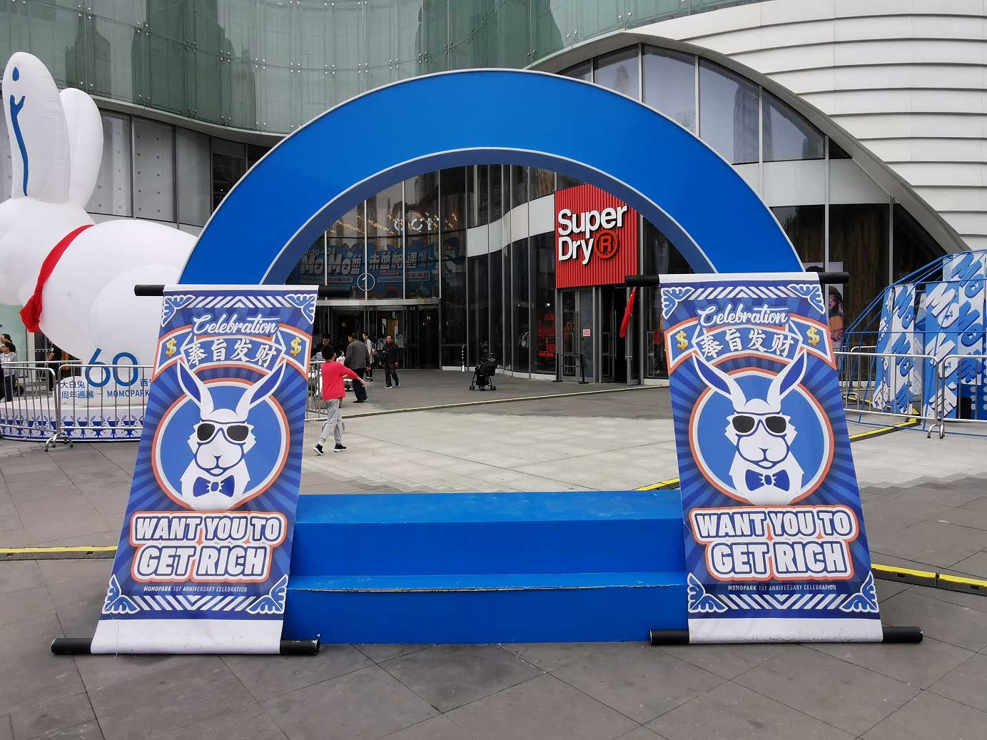 中西合璧快闪店活动经典蓝白配色甜蜜风暴正版来袭