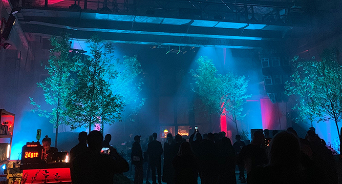 电音节派对活动现场的艺术装饰，展示了森林才是主角的概念