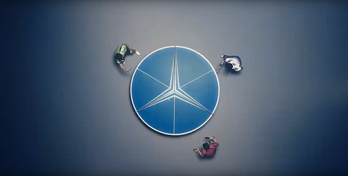 奔驰造了个三芒星球场与运动创意结合