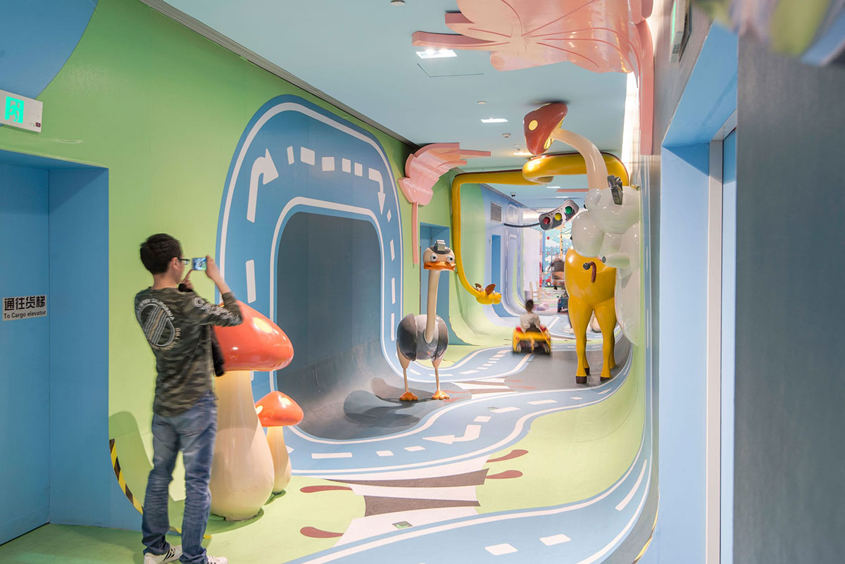 快跑妈妈说这个商场美陈太逼真了动物们好像都在追赶我们