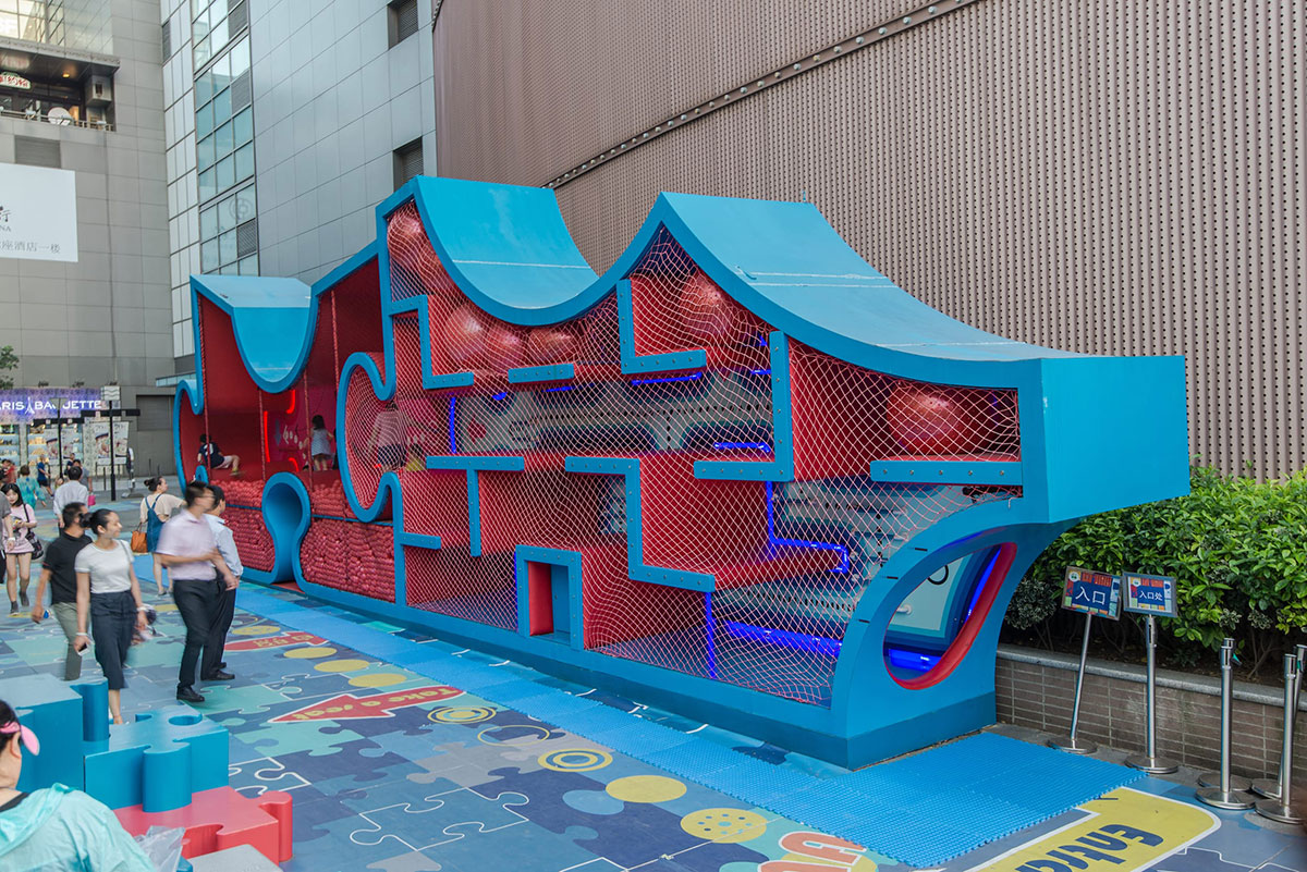 拼图迷宫的商场美陈让一条人流量差得不行的步行街瞬间成为繁忙的空间