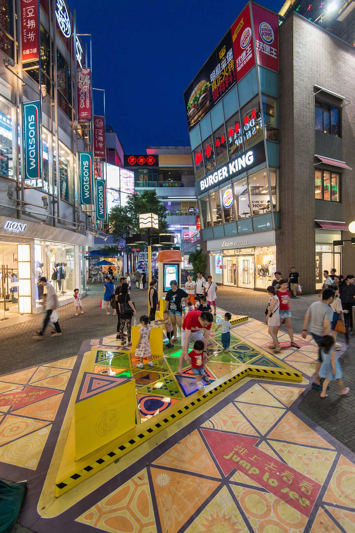 商场美陈triangletango让游客停驻强化了与家人朋友的互动