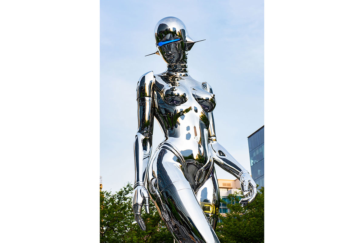 这家快闪店策划了一个5米高的女性机器人雕塑瞬间吸睛无数