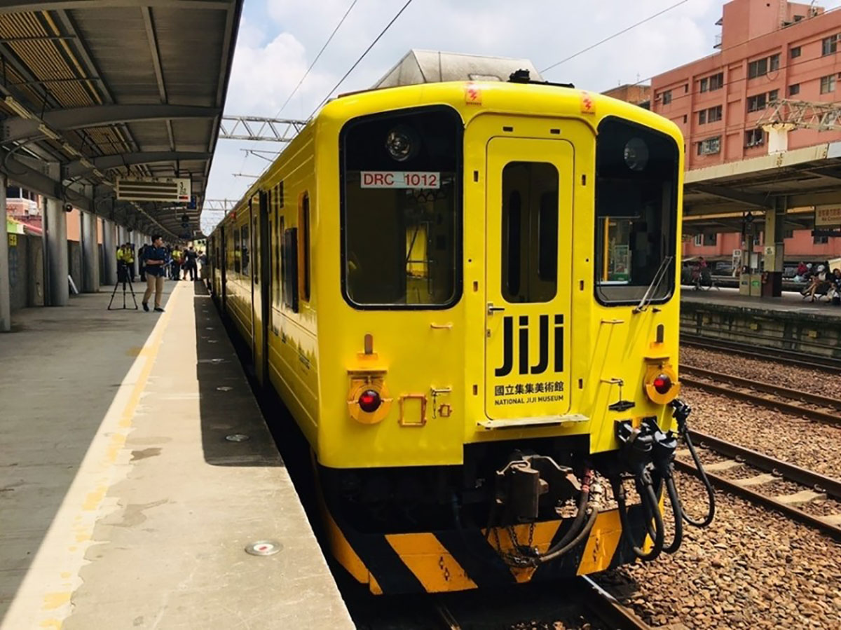 这辆铁皮列车今个穿了一身山蕉黄的衣裳化身为移动的美术馆了