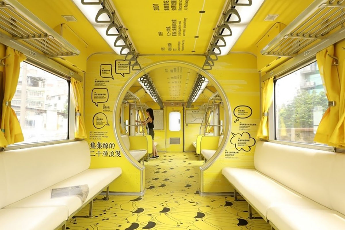 这辆铁皮列车今个穿了一身山蕉黄的衣裳，化身为移动的美术馆了