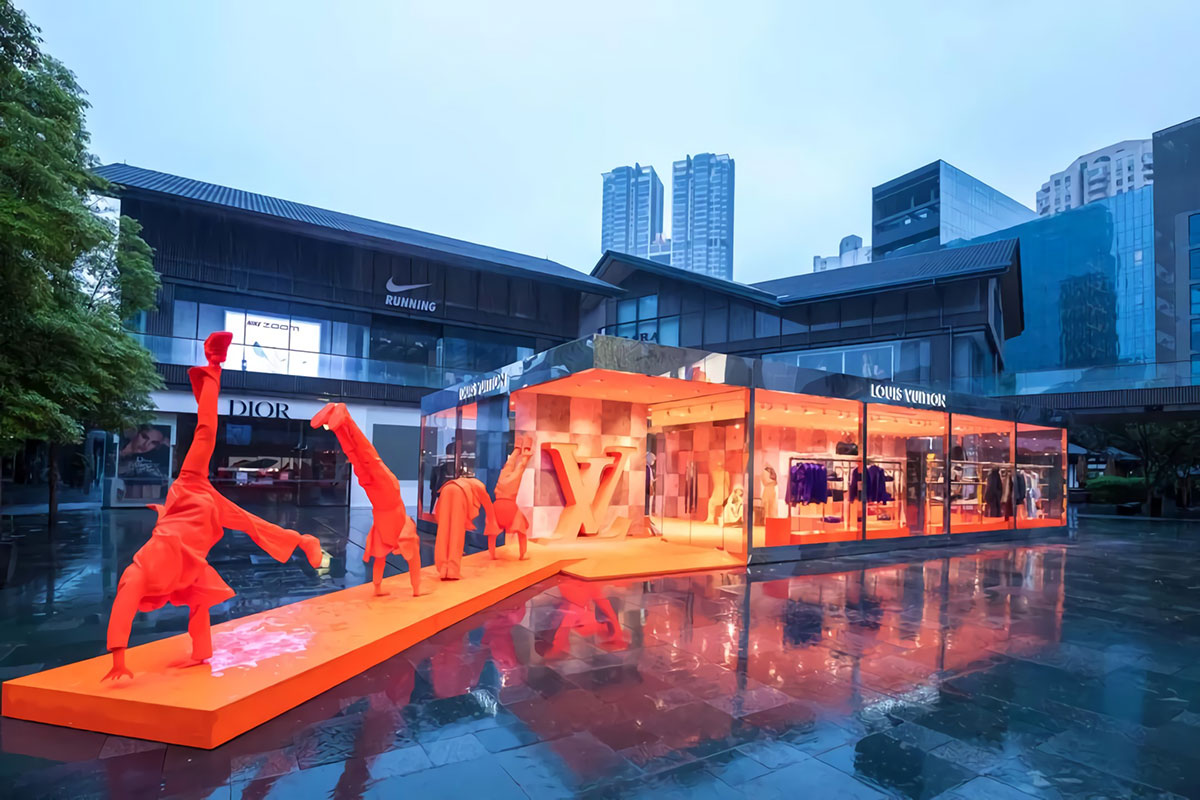 快看快看,lv快闪店里的模特们都耐不住寂寞,跑到大街上晃悠了