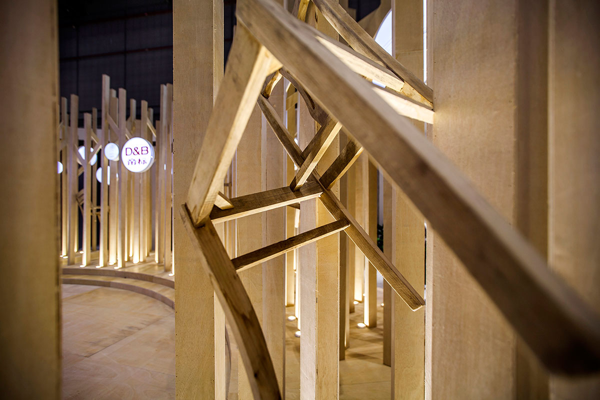 有悬崖有森林有山丘还有一层层的椅子这个展馆真是新思维