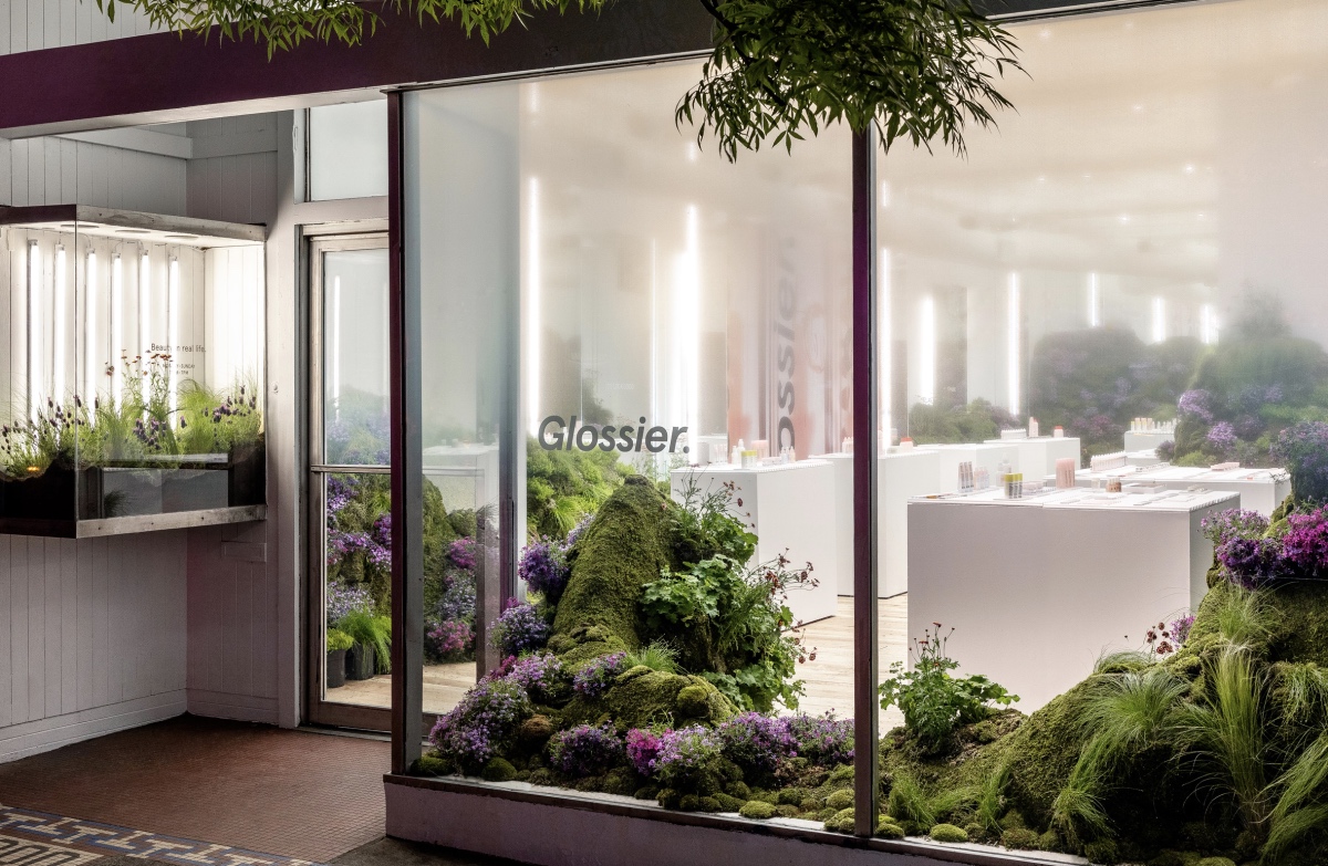 Glossier西雅图的快闪店里居然满是植物覆盖的土