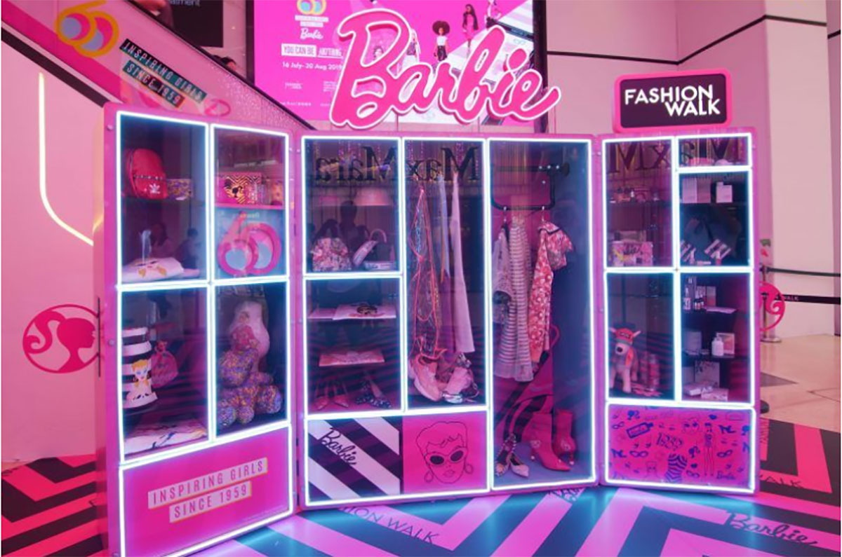 Barbie60岁展现身铜锣湾Fashion Walk