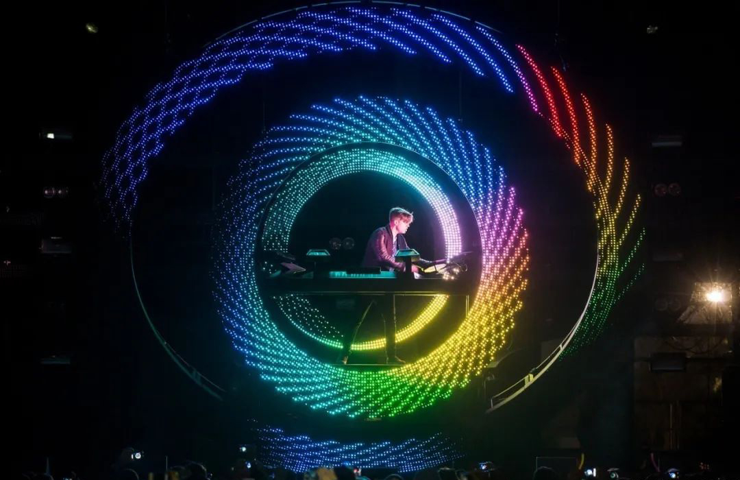 led墙,上面和下面有9到12个移动灯,可以根据需要扩展到不同的舞台尺寸