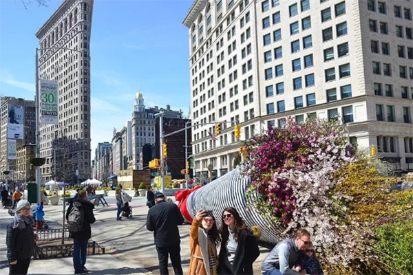 春天里的40英尺长快闪店活动美陈设计竟是这捧鲜花捧火的 - 第1张