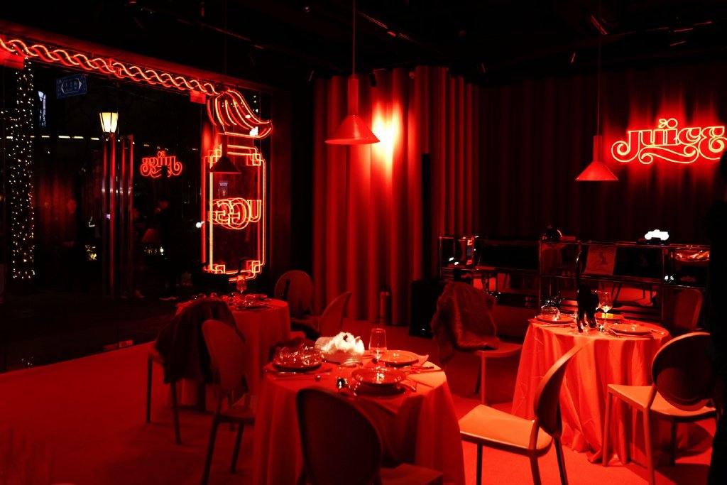 玩起猫鼠游戏的潮流快闪店展览活动化身成装点着迷幻红色霓虹灯光的餐厅