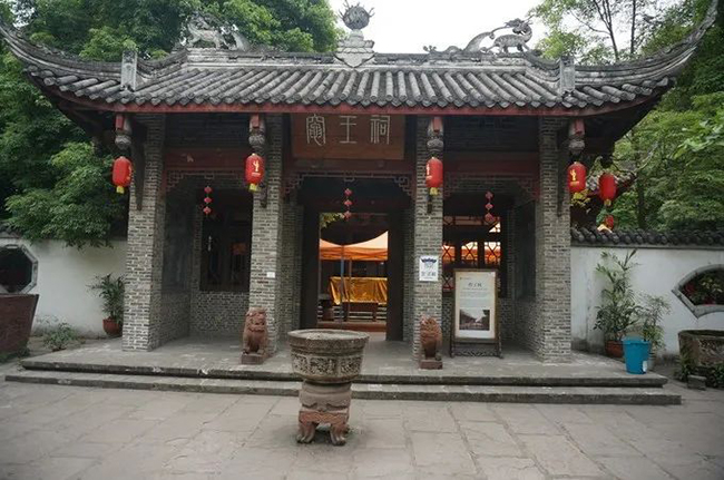 这座博物馆以继承弘扬川菜文化为宗旨,拥有从古代巴蜀至今的6000余件