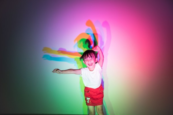 万花筒」以及透过红,蓝,绿三色光照射制造影子世界的「彩影调色盘」