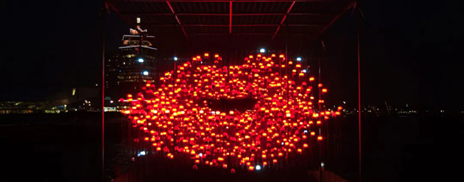 灯光艺术展览活动策划的“有用主张”作品本体居然是1000多颗红色警示灯