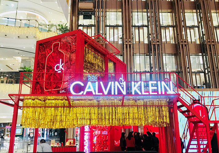 幸运红快闪店展览活动霓虹跃动，工业感双层集装箱酷炫袭来 - 第1张