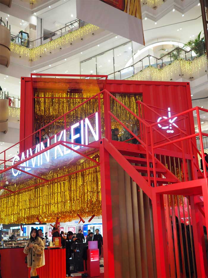 幸运红快闪店展览活动霓虹跃动，工业感双层集装箱酷炫袭来 - 第2张