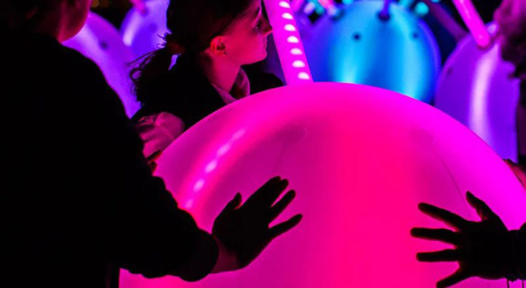 五颜六色的光激活了这场沉浸交互式灯光艺术展览活动装置，真美！ - 第10张