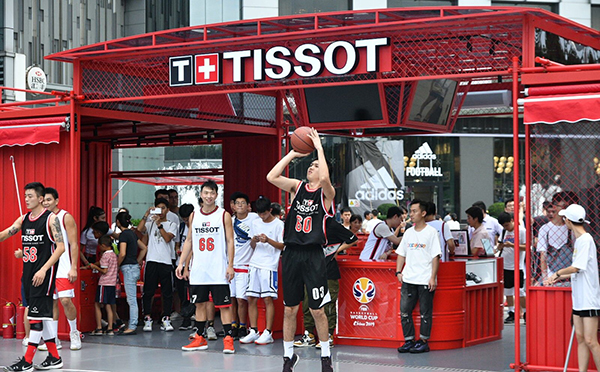 FIBA城市冠军篮球城市巡回快闪式展览活动策划了一场有趣的对决赛