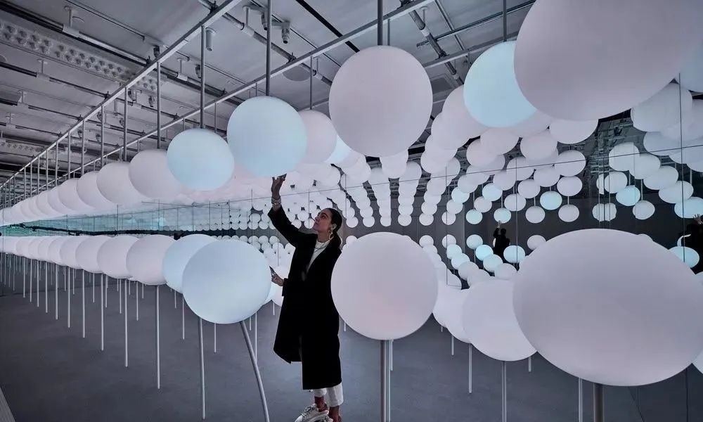 纽约的这个光之花田艺术展览活动装置一开展秒变网红打卡点