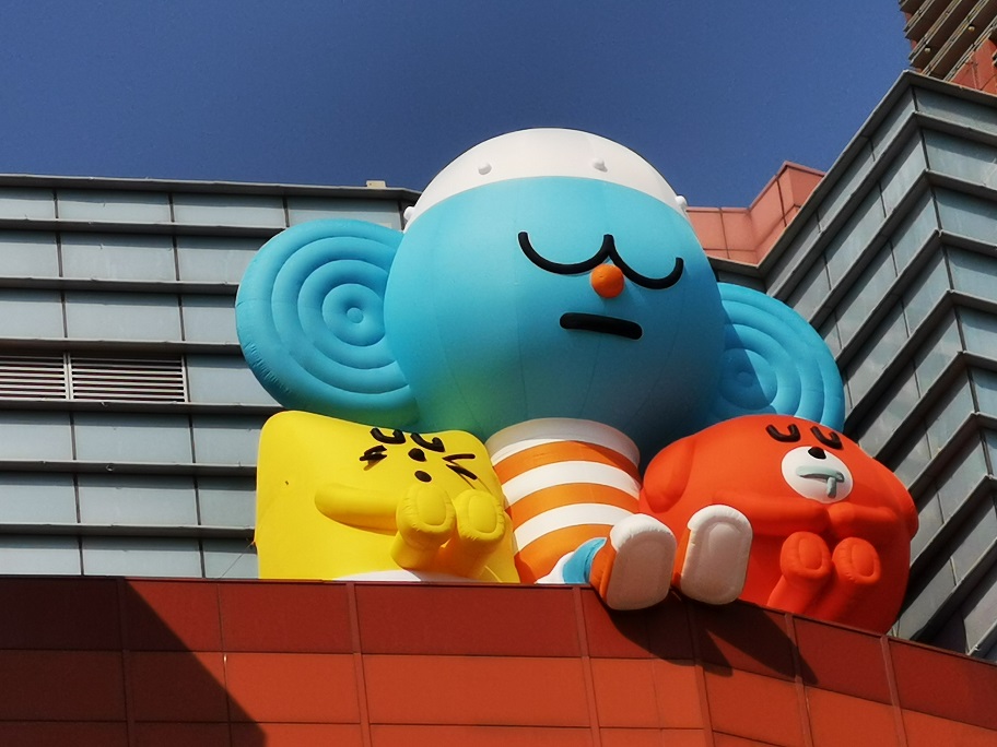 近5吨重,7米高的巨型雕塑是手持激光枪和喷射背包率先"着陆"的momo