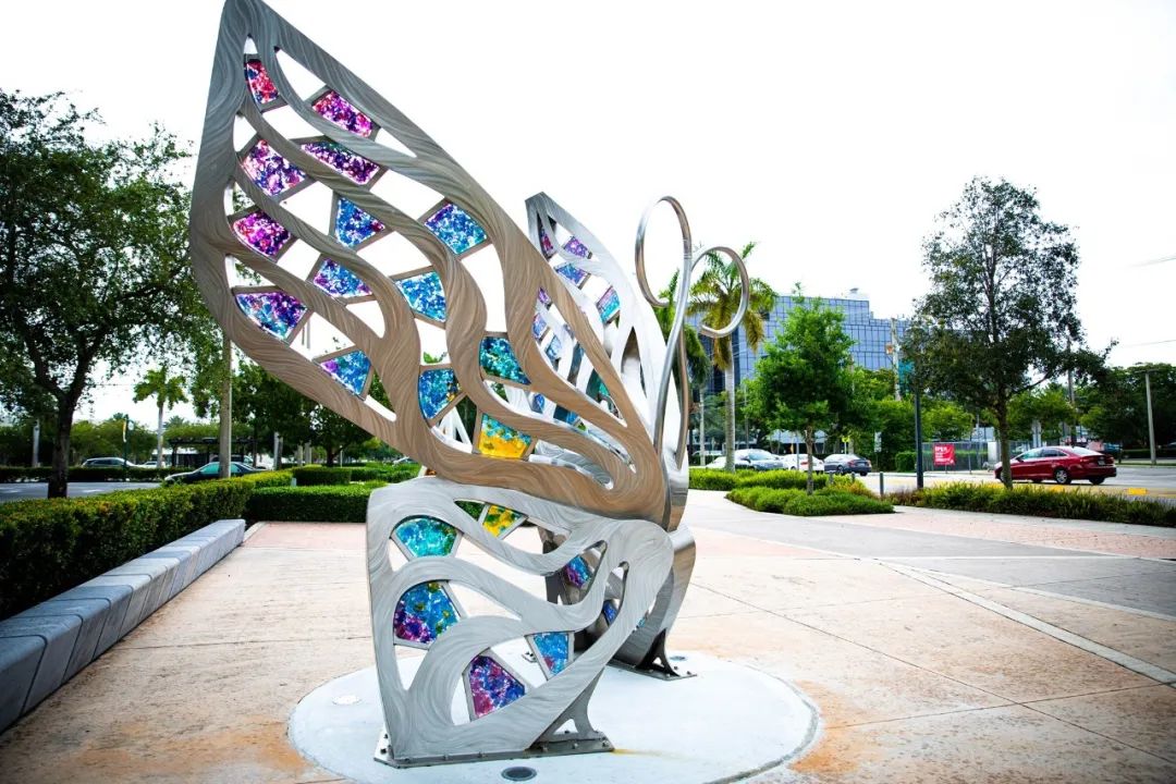 12.5英尺高的不锈钢蝴蝶展览活动装置带你寻找自我的美丽