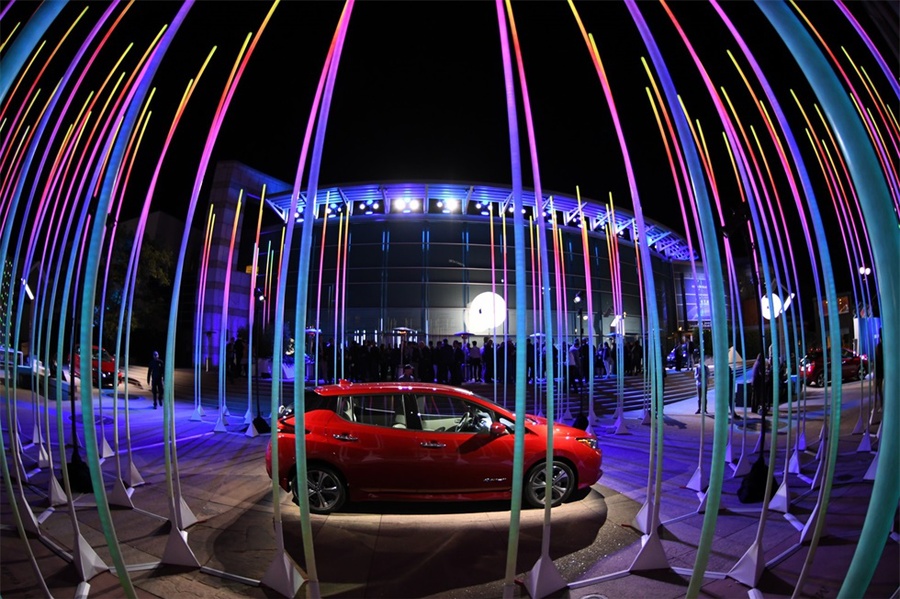 洛杉矶车展上，日产汽车发布会活动策划的LED照明系统很抢眼
