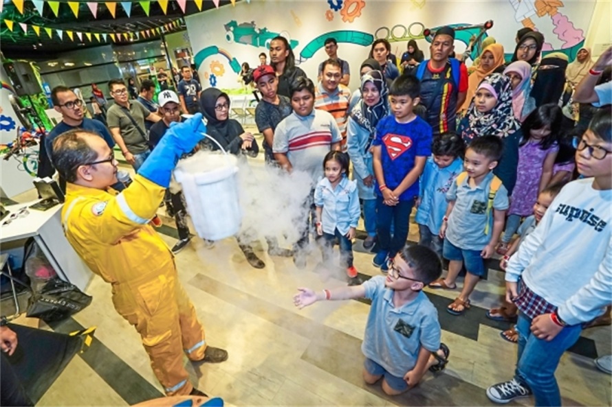 马来西亚国油科学节活动策划特邀的拟人机器人给活动润色不少
