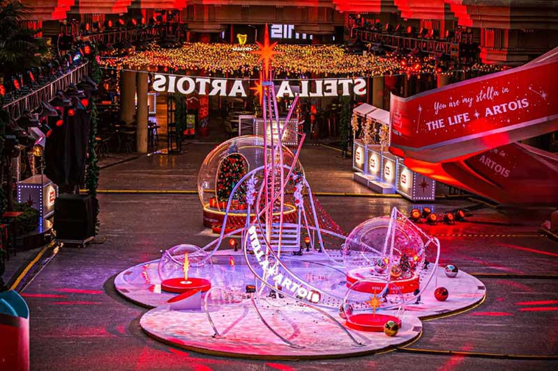 比利时知名啤酒圣诞活动策划了一个雪白的童话小镇，甚是梦幻