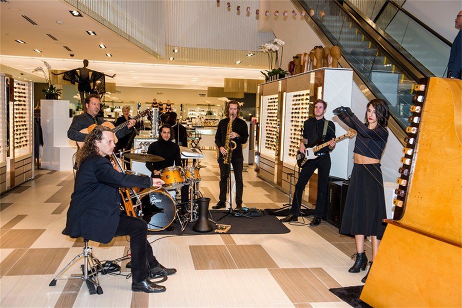 萨克斯第五大道精品百货店开业庆典活动策划的橱窗表演很创新