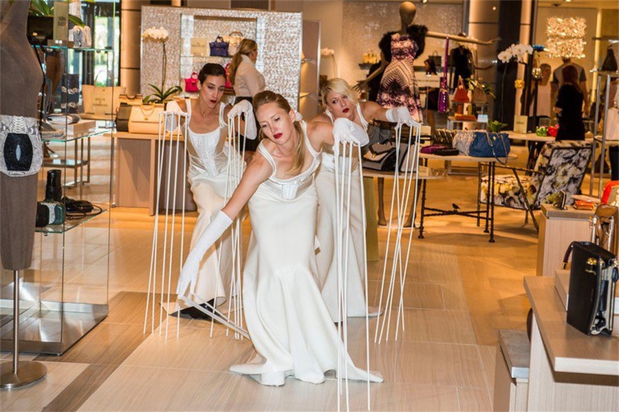 萨克斯第五大道精品百货店开业庆典活动策划的橱窗表演很创新