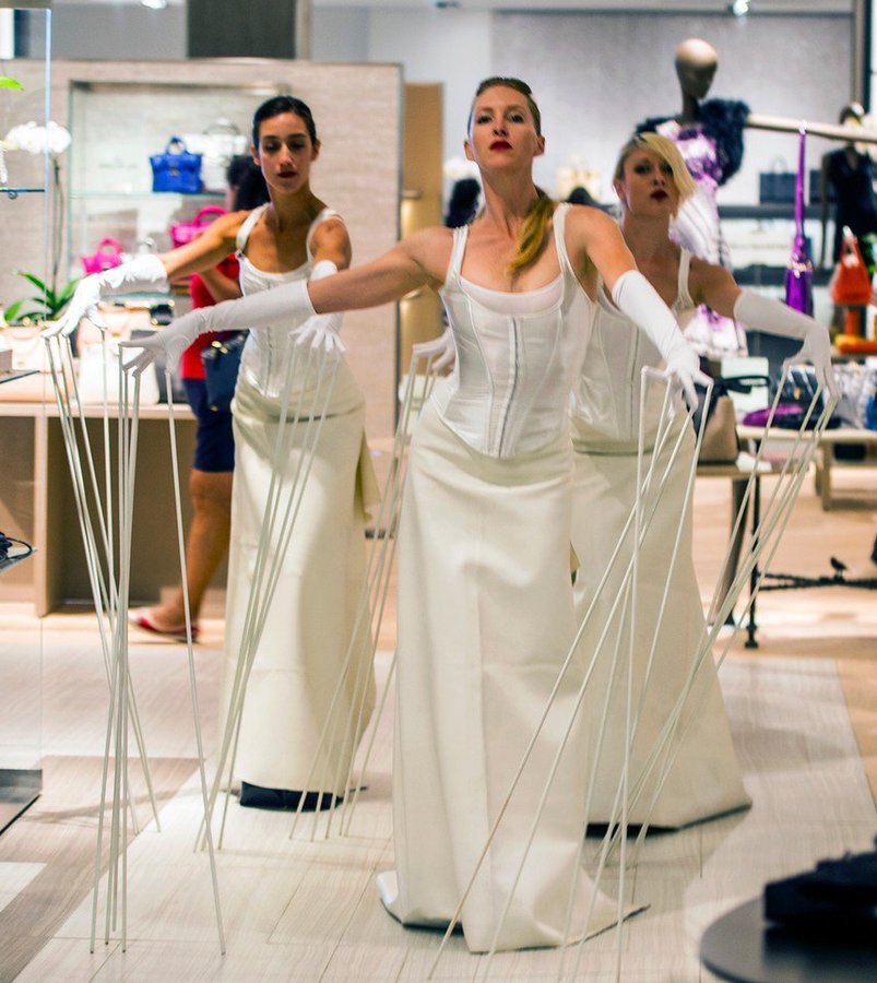 萨克斯第五大道精品百货店开业庆典活动策划的橱窗表演很创新