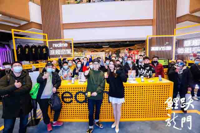 真我V15国潮锦鲤快闪活动策划现场富有科技感的国潮墙很吸睛 - 第3张