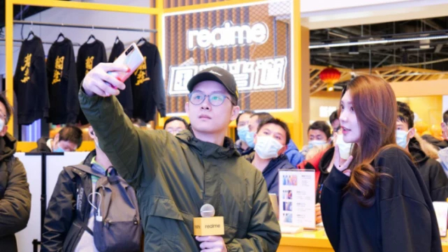 真我V15国潮锦鲤快闪活动策划现场富有科技感的国潮墙很吸睛 - 第4张