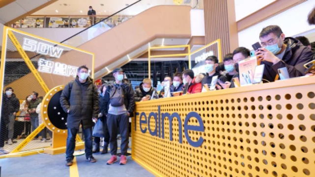 真我V15国潮锦鲤快闪活动策划现场富有科技感的国潮墙很吸睛 - 第5张