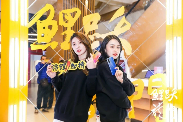 真我V15国潮锦鲤快闪活动策划现场富有科技感的国潮墙很吸睛 - 第8张