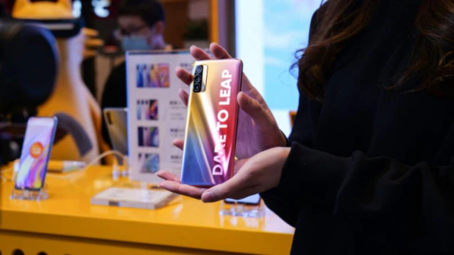 真我V15国潮锦鲤快闪活动策划现场富有科技感的国潮墙很吸睛 - 第9张