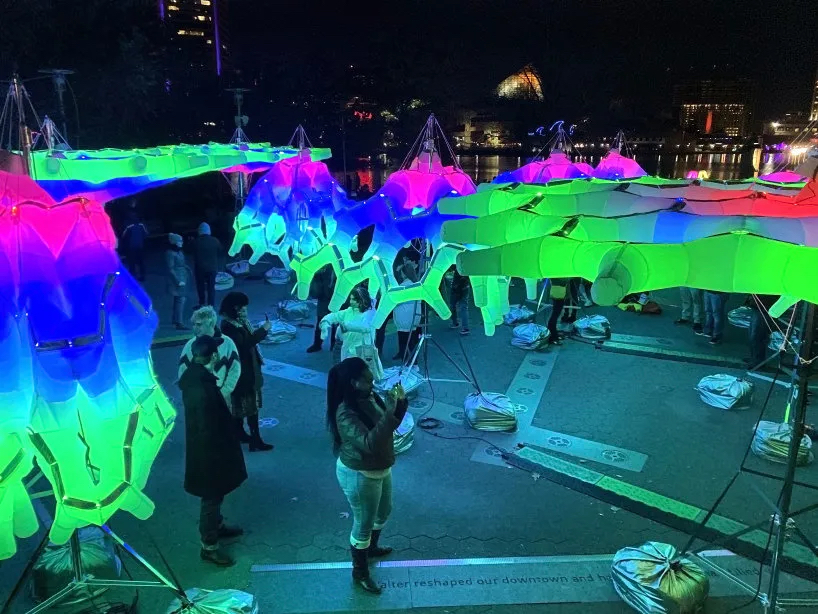 互动灯光装置活动策划的「失落伞」集体改造了霓虹灯色的雕塑树林