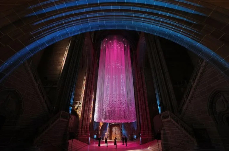 壮观的艺术展览活动策划装置「和平鸽」轰动了英国利物浦大教堂