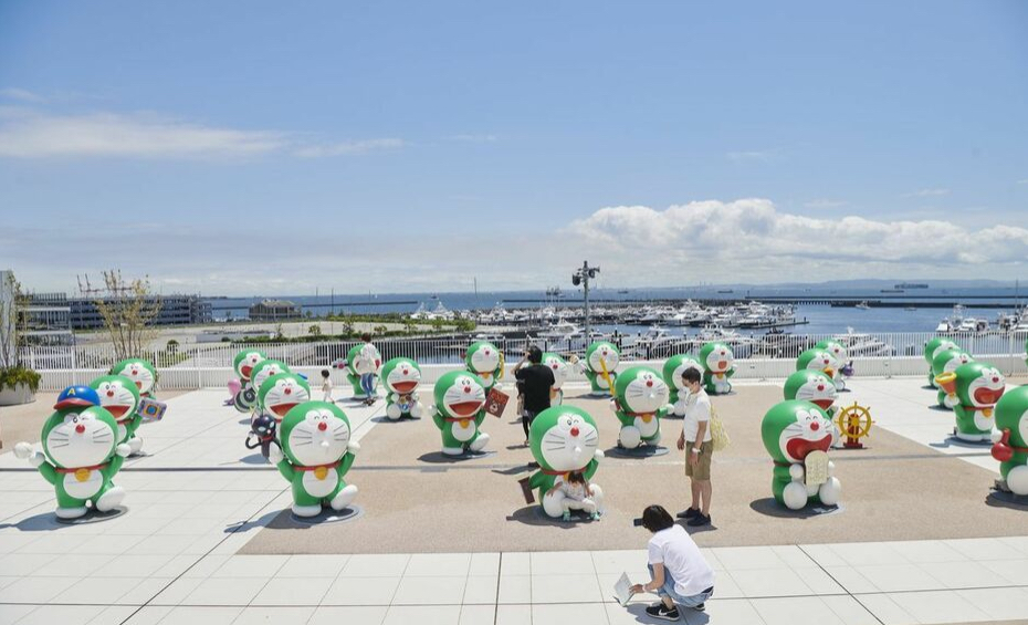听说哆啦A梦换绿衣裳了，48只不同姿态秒变环保形象展览活动策划装置