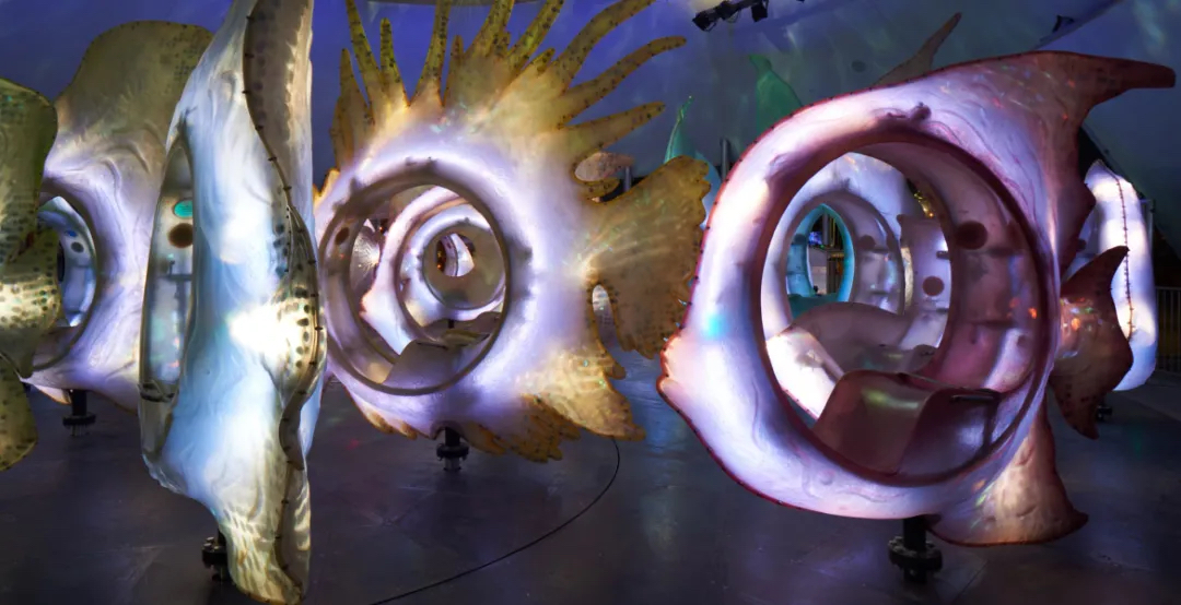 SeaGlass Carouse展览活动策划装置是29条闪闪发光的鱼，惊呆了