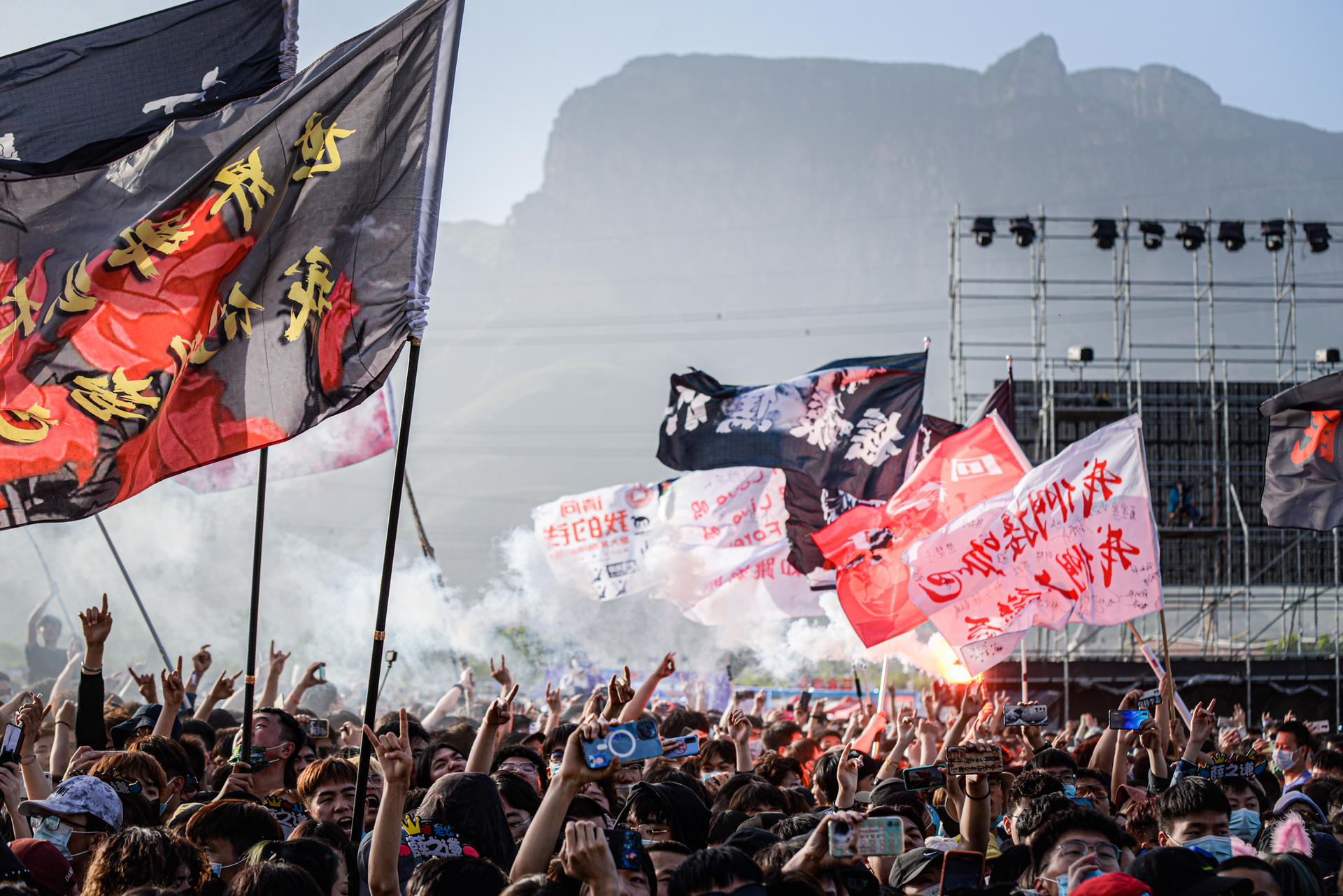 第三届云台山音乐节活动策划的100米超大舞台带来了顶级舞美酷