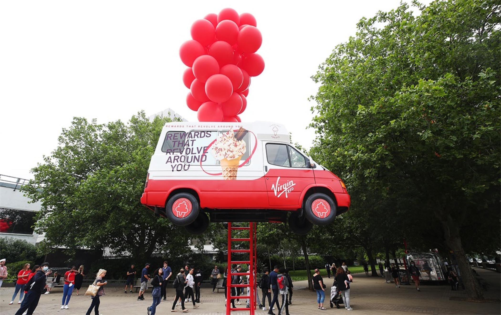 维珍红奖励APP发布活动策划把一辆冰淇淋车吊在了半空中