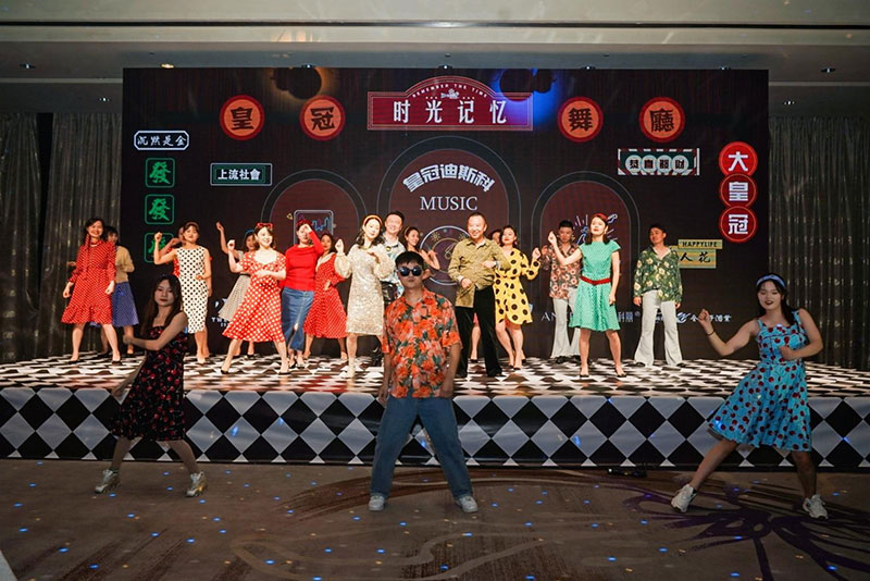 皇冠假日酒店这场80年代复古风年会活动策划一秒梦回80年代