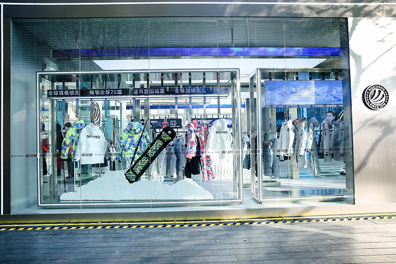 波司登快闪店活动策划融合雪山阳光等自然元素带来了第一场雪
