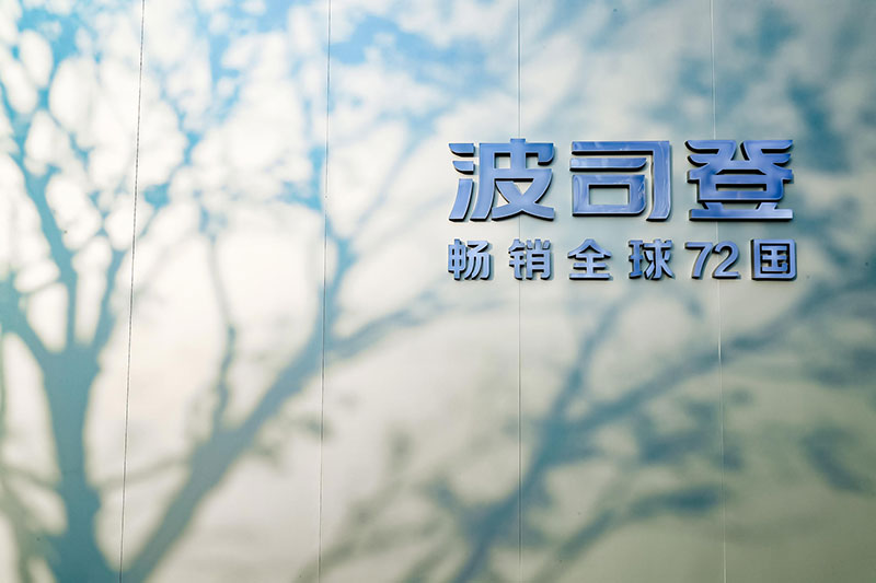 波司登快闪店活动策划融合雪山,阳光等自然元素,带来了"第一场雪"