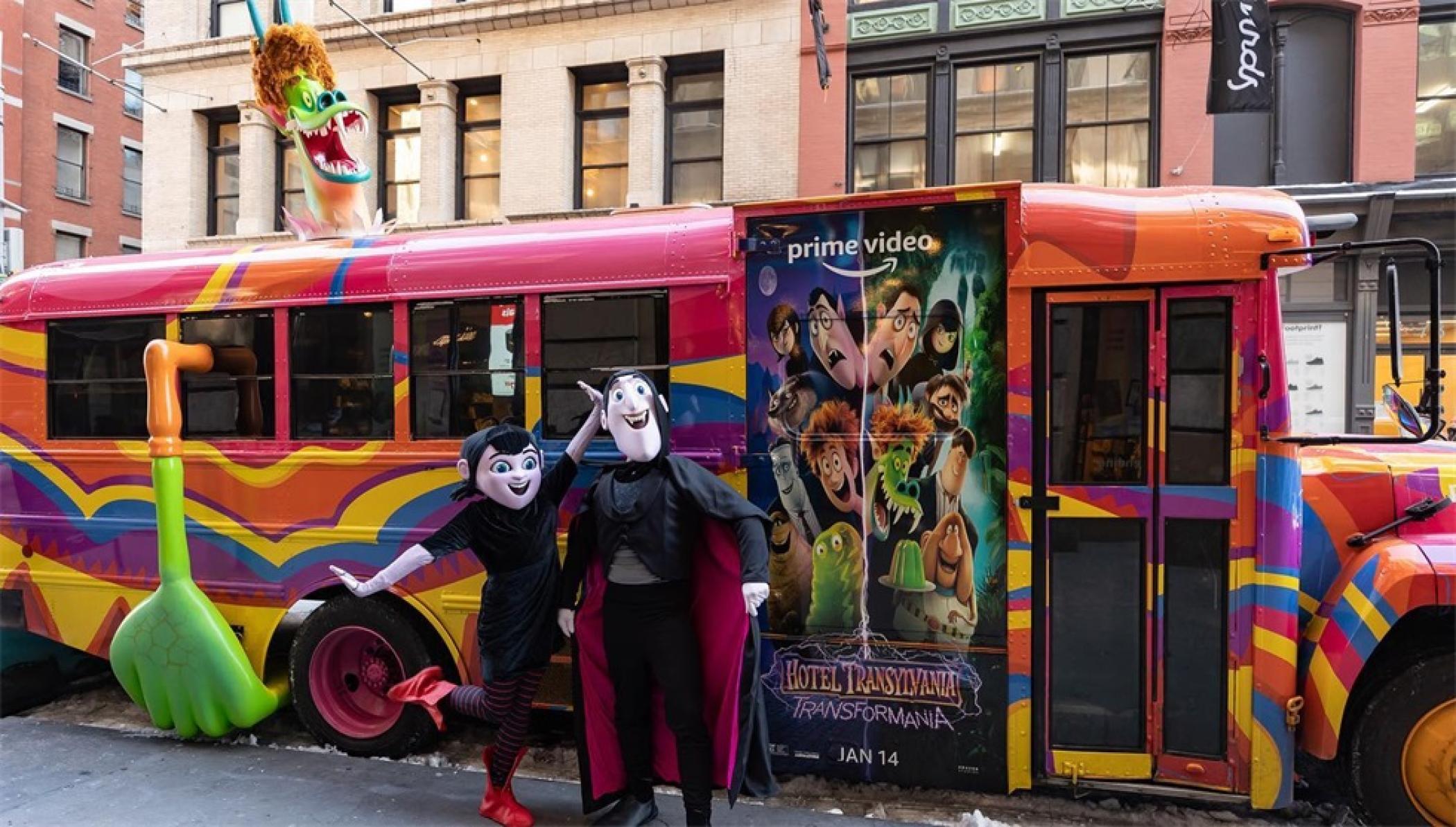 《精灵旅社:变形狂魔》巴士巡回推广活动策划把校车改成了电影中的模样