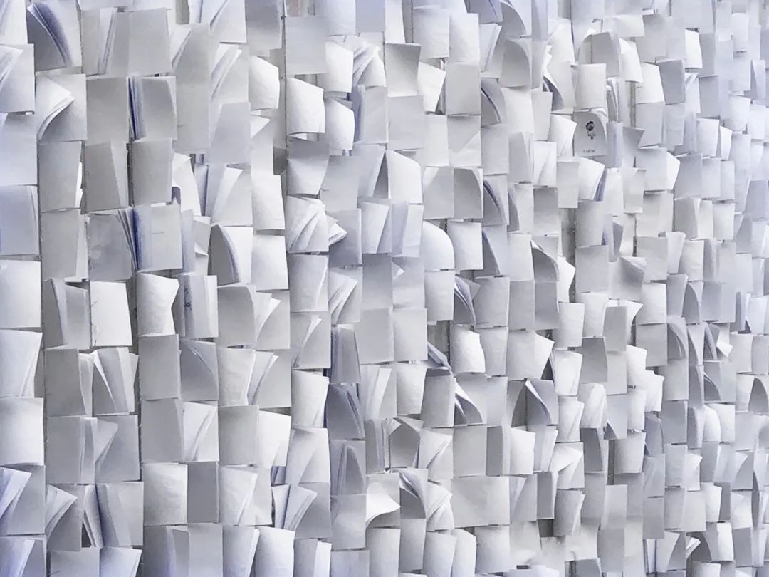 这个白色快闪店活动策划竟是用4000多个笔记本搭建的白色纸墙