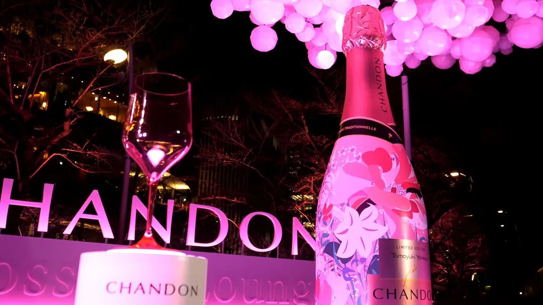 酩悦香槟“盛开的酒吧”推广活动策划设置了3米高的巨型香槟瓶装置
